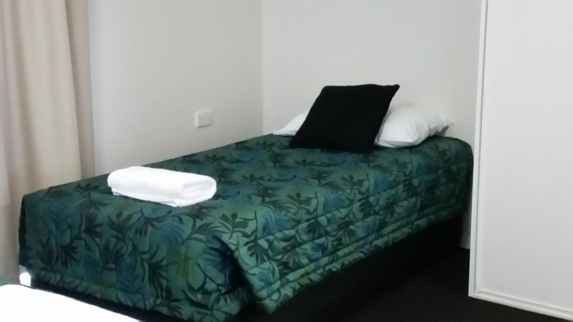 Port Denison Motor Inn Боуен Номер фото