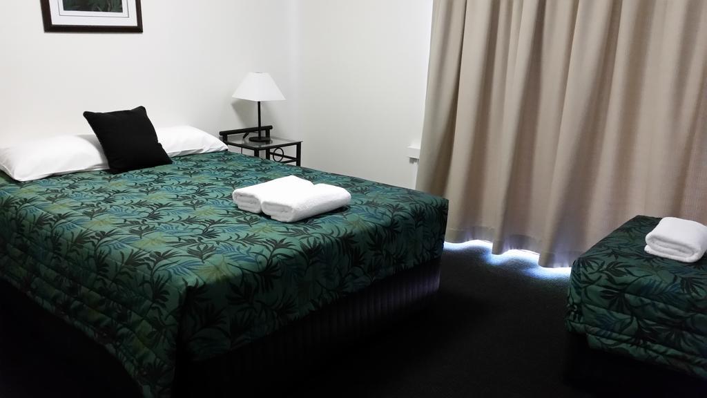 Port Denison Motor Inn Боуен Екстер'єр фото