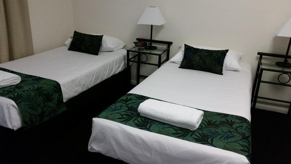 Port Denison Motor Inn Боуен Екстер'єр фото