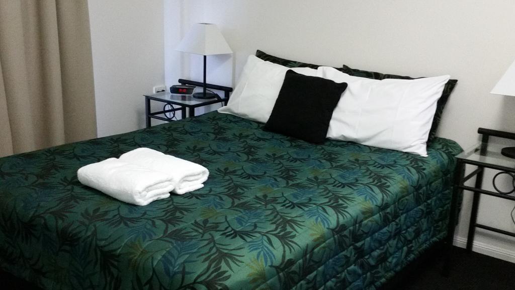 Port Denison Motor Inn Боуен Екстер'єр фото
